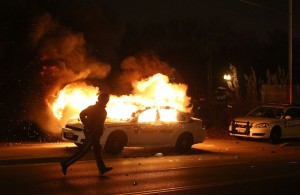 fmauto-policia-incendiado-manifestantes-Ferguson_LNCIMA20141124_0202_27