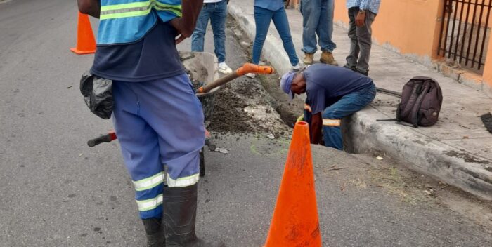 Ayuntamiento Municipal  intensifica colocación de tapas en alcantarillas de calles en San Cristóbal