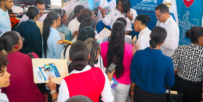 Departamento Aeroportuario recibe solicitudes de jóvenes en cuarta feria de empleo del sector aeronáutico