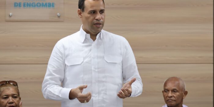 Representantes comunitarios visitan el Hospital de Engombe