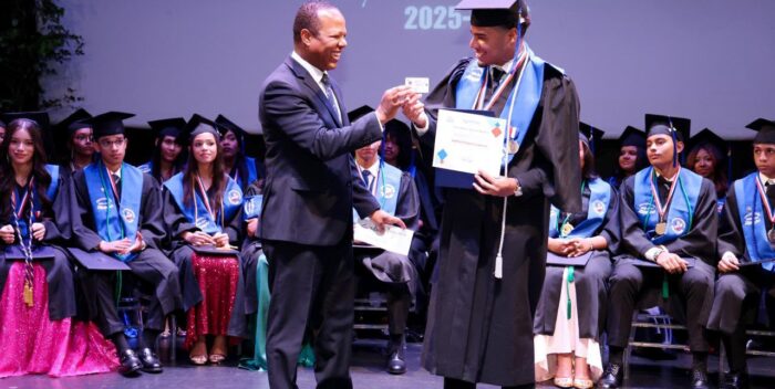 INTRANT entrega carnets de aprendizaje a los primeros bachilleres graduados este año como Guardianes del Tránsito; iniciativa formó a 620 estudiantes